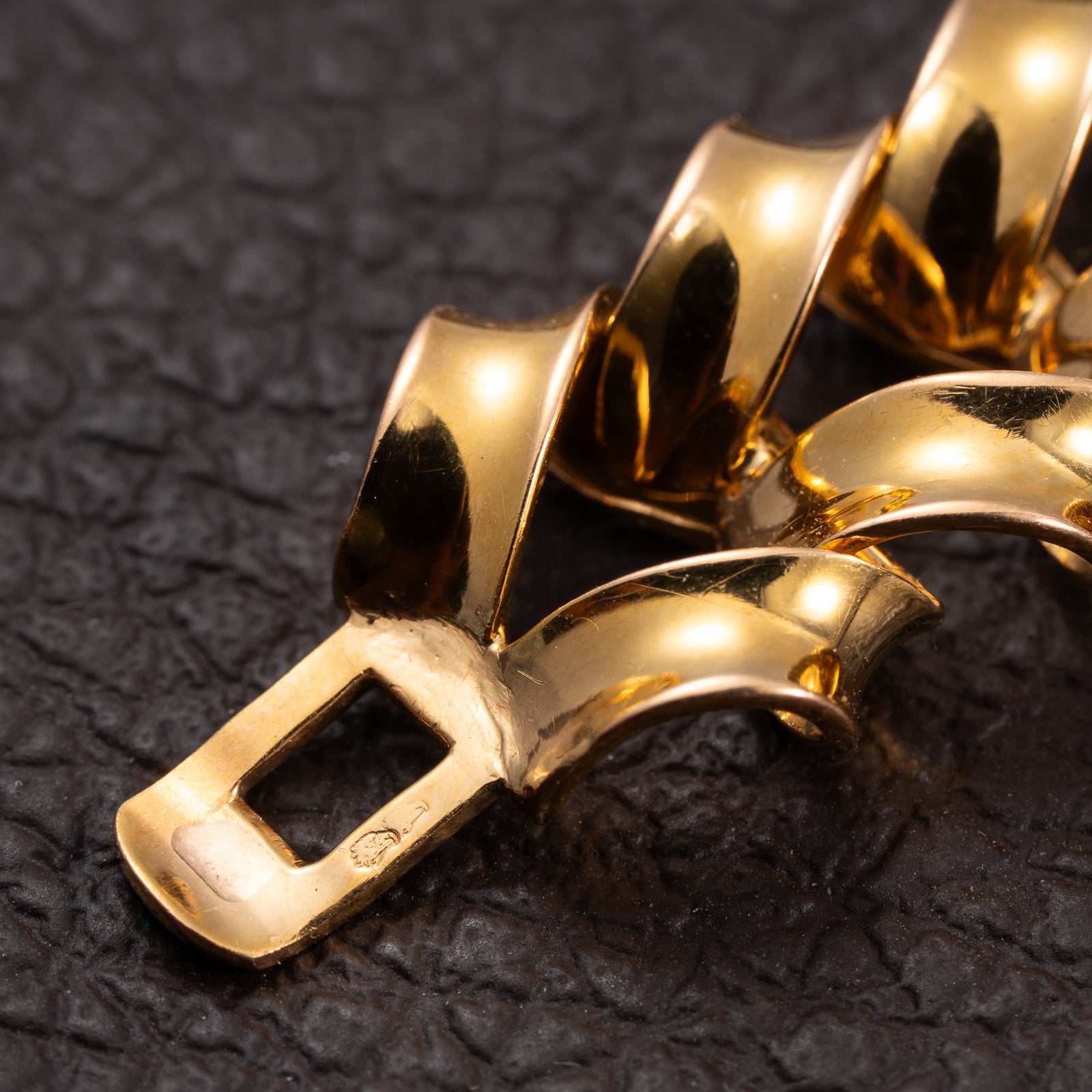 Jaeger-LeCoultre Cocktail Watch 'Backwinder' Sculptural Twisted French Design 18K Rosé Gold Circa 1950s