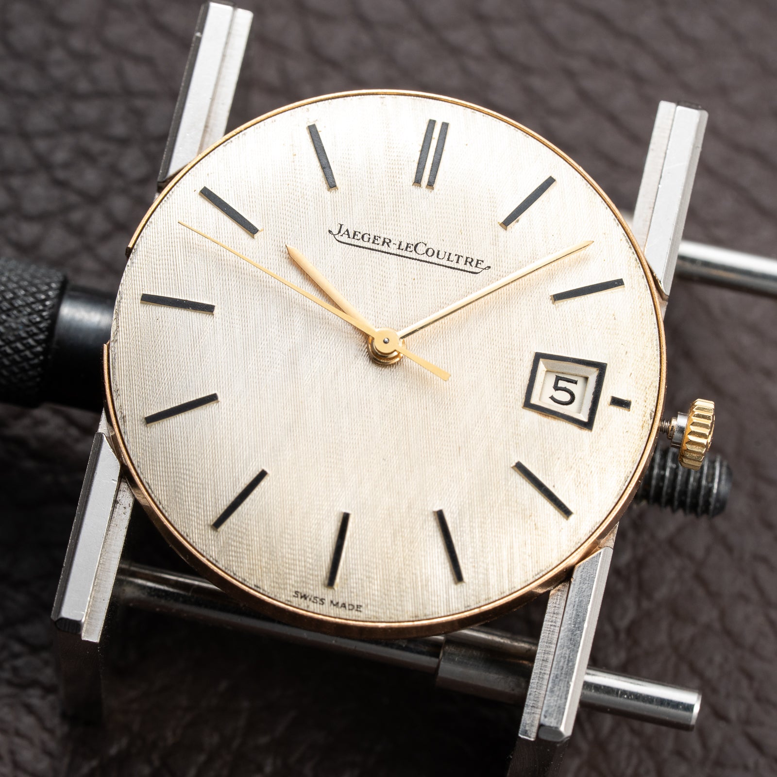 Jaeger-LeCoultre Ultra-Thin Dress Watch 18K Yellow Gold Linnen Dial with Date Ref. 21002 from 1960s