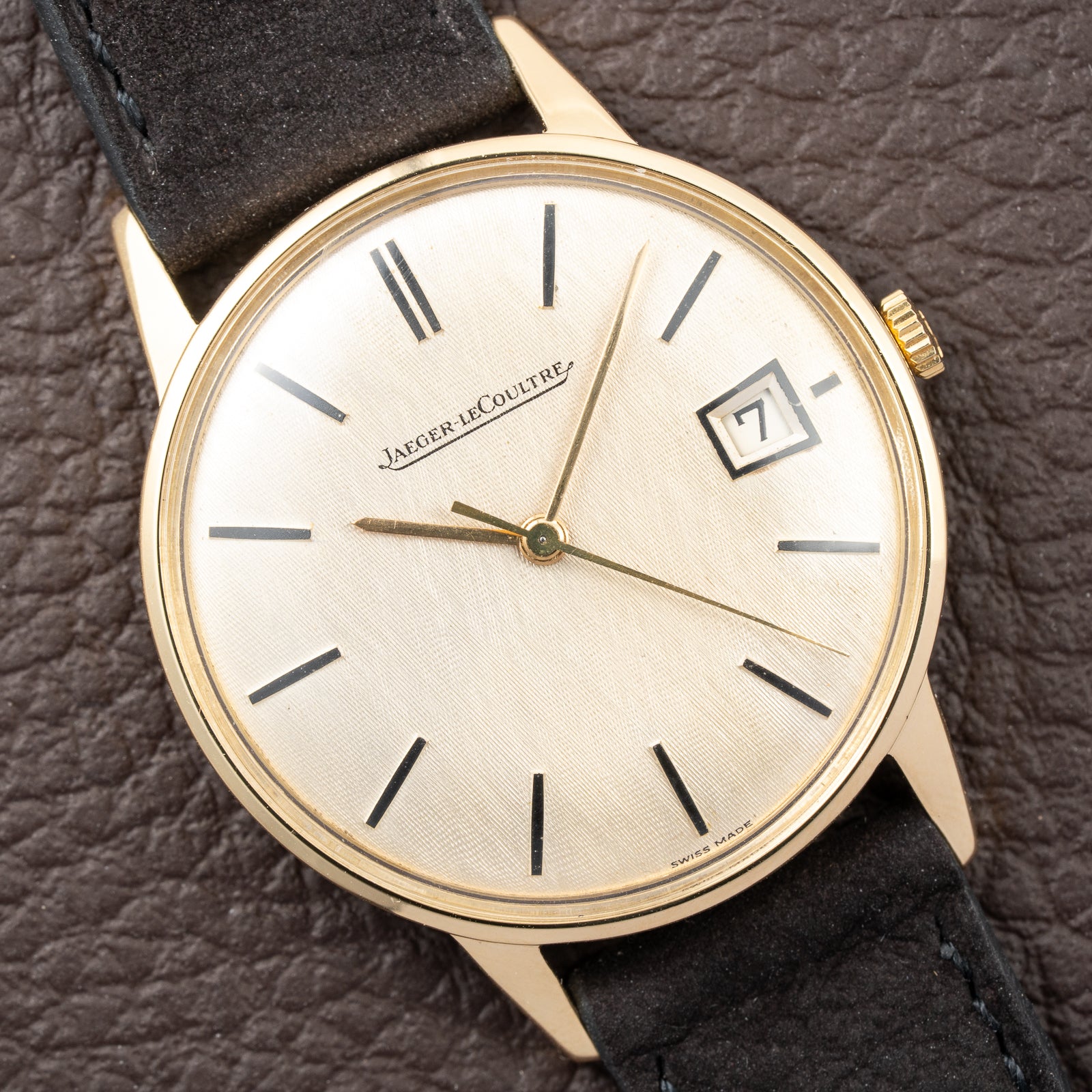 Jaeger-LeCoultre Ultra-Thin Dress Watch 18K Yellow Gold Linnen Dial with Date Ref. 21002 from 1960s