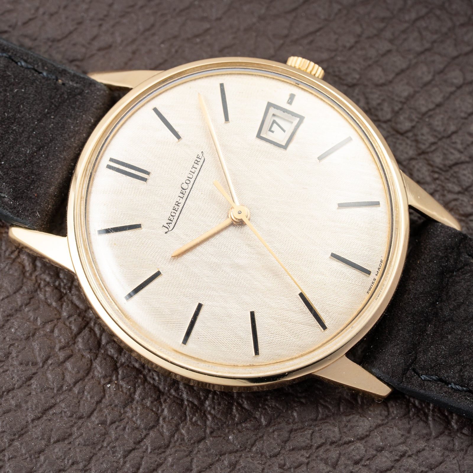 Jaeger-LeCoultre Ultra-Thin Dress Watch 18K Yellow Gold Linnen Dial with Date Ref. 21002 from 1960s