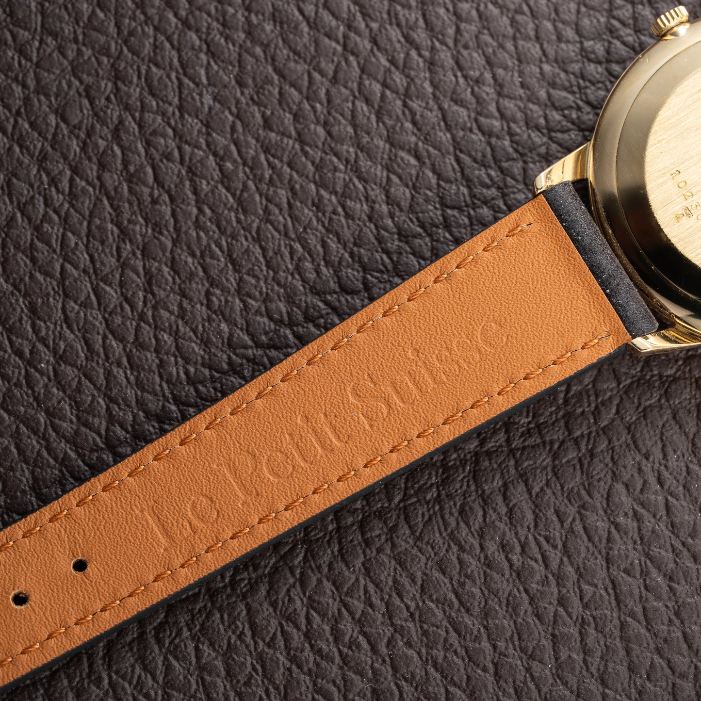 Jaeger-LeCoultre Ultra-Thin Dress Watch 18K Yellow Gold Linnen Dial with Date Ref. 21002 from 1960s