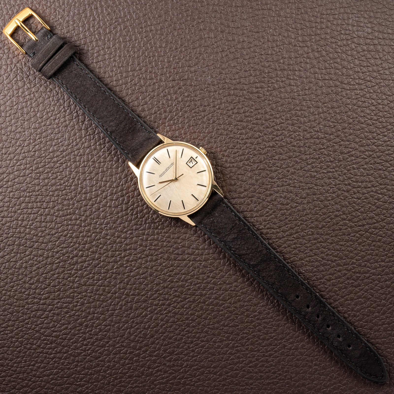 Jaeger-LeCoultre Ultra-Thin Dress Watch 18K Yellow Gold Linnen Dial with Date Ref. 21002 from 1960s