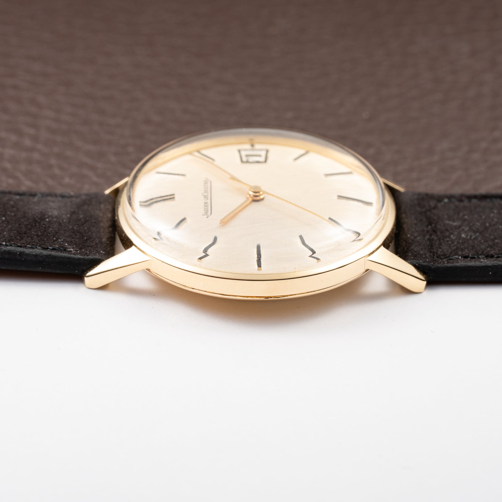 Jaeger-LeCoultre Ultra-Thin Dress Watch 18K Yellow Gold Linnen Dial with Date Ref. 21002 from 1960s