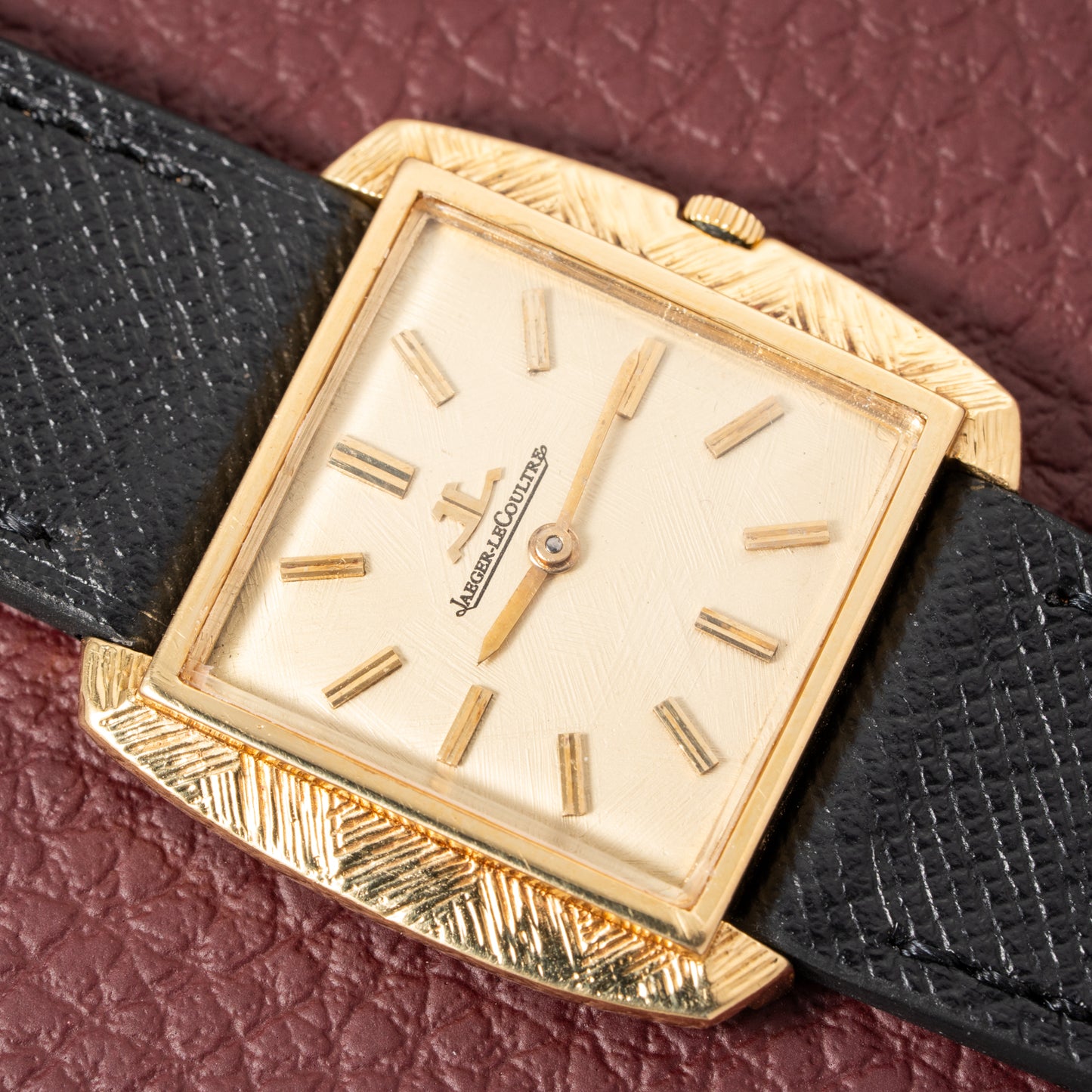 Jaeger-LeCoultre Hand-Engraved Dress Watch 18K Yellow Gold Cal. 818 from 1960s