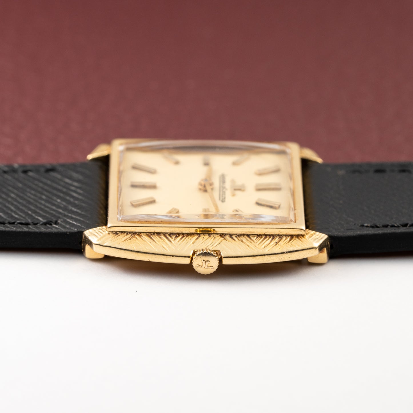 Jaeger-LeCoultre Hand-Engraved Dress Watch 18K Yellow Gold Cal. 818 from 1960s
