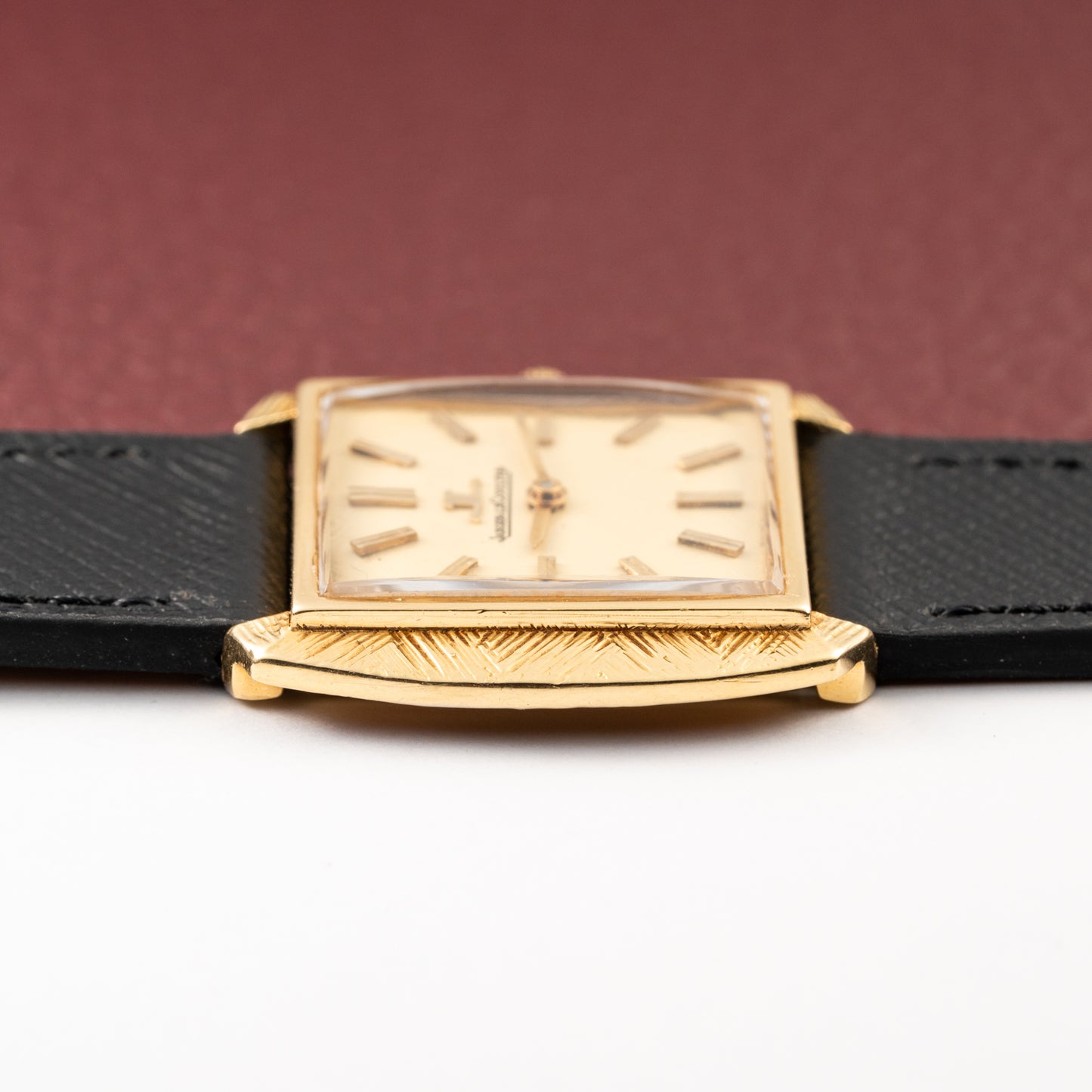 Jaeger-LeCoultre Hand-Engraved Dress Watch 18K Yellow Gold Cal. 818 from 1960s