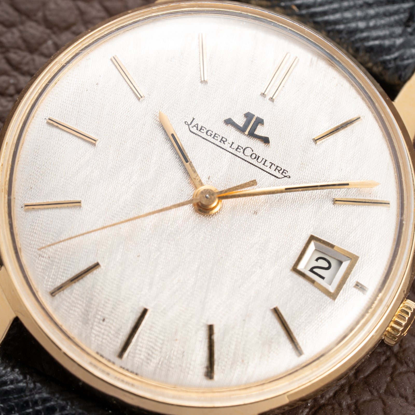Jaeger-LeCoultre Ultra-Thin Dress Watch 18K Yellow Gold Linnen Dial with Date Ref. 21002 from 1960s