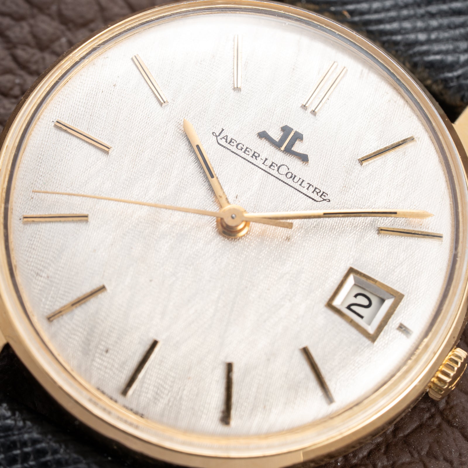 Jaeger-LeCoultre Ultra-Thin Dress Watch 18K Yellow Gold Linnen Dial with Date Ref. 21002 from 1960s