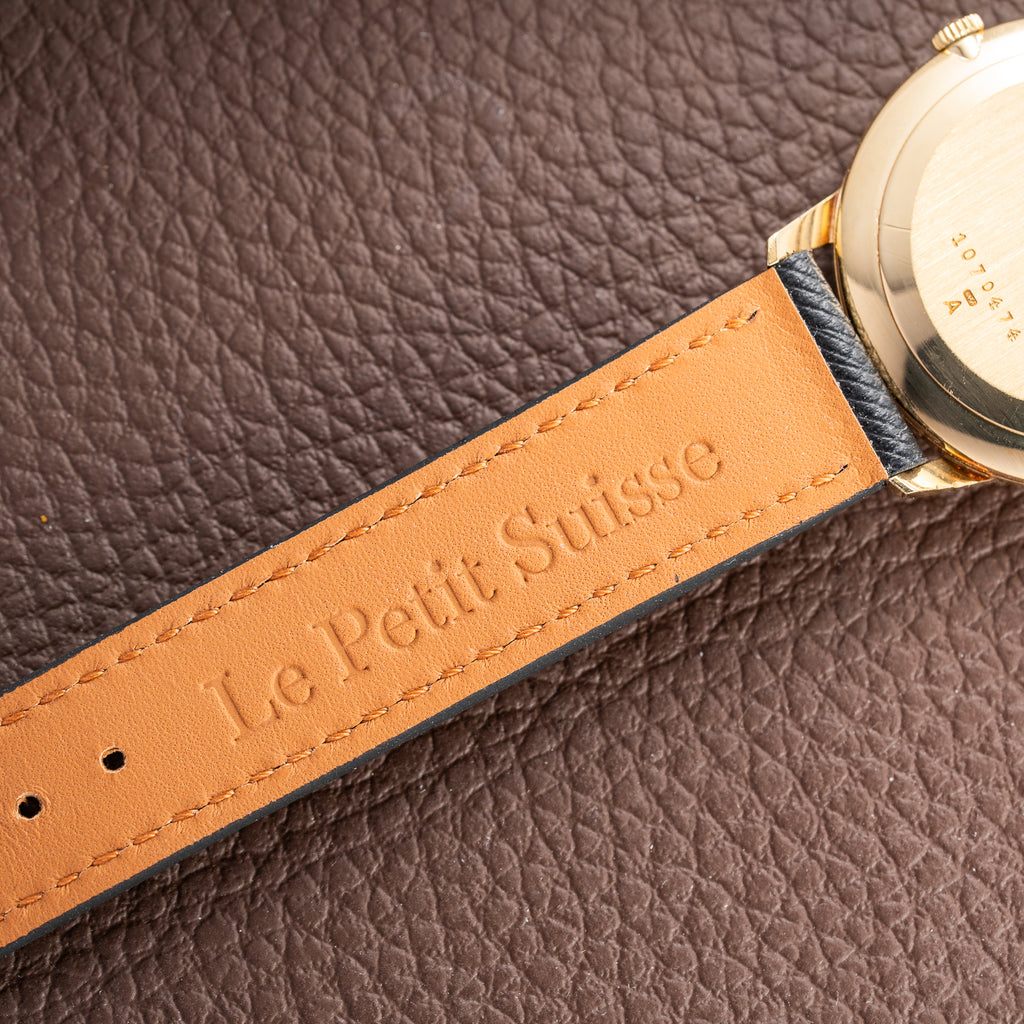 Jaeger-LeCoultre Ultra-Thin Dress Watch 18K Yellow Gold Linnen Dial with Date Ref. 21002 from 1960s