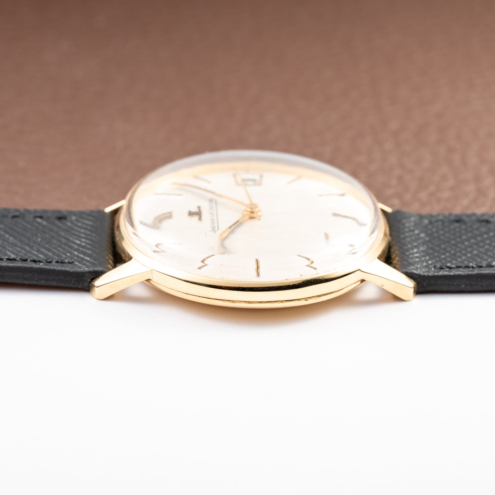 Jaeger-LeCoultre Ultra-Thin Dress Watch 18K Yellow Gold Linnen Dial with Date Ref. 21002 from 1960s