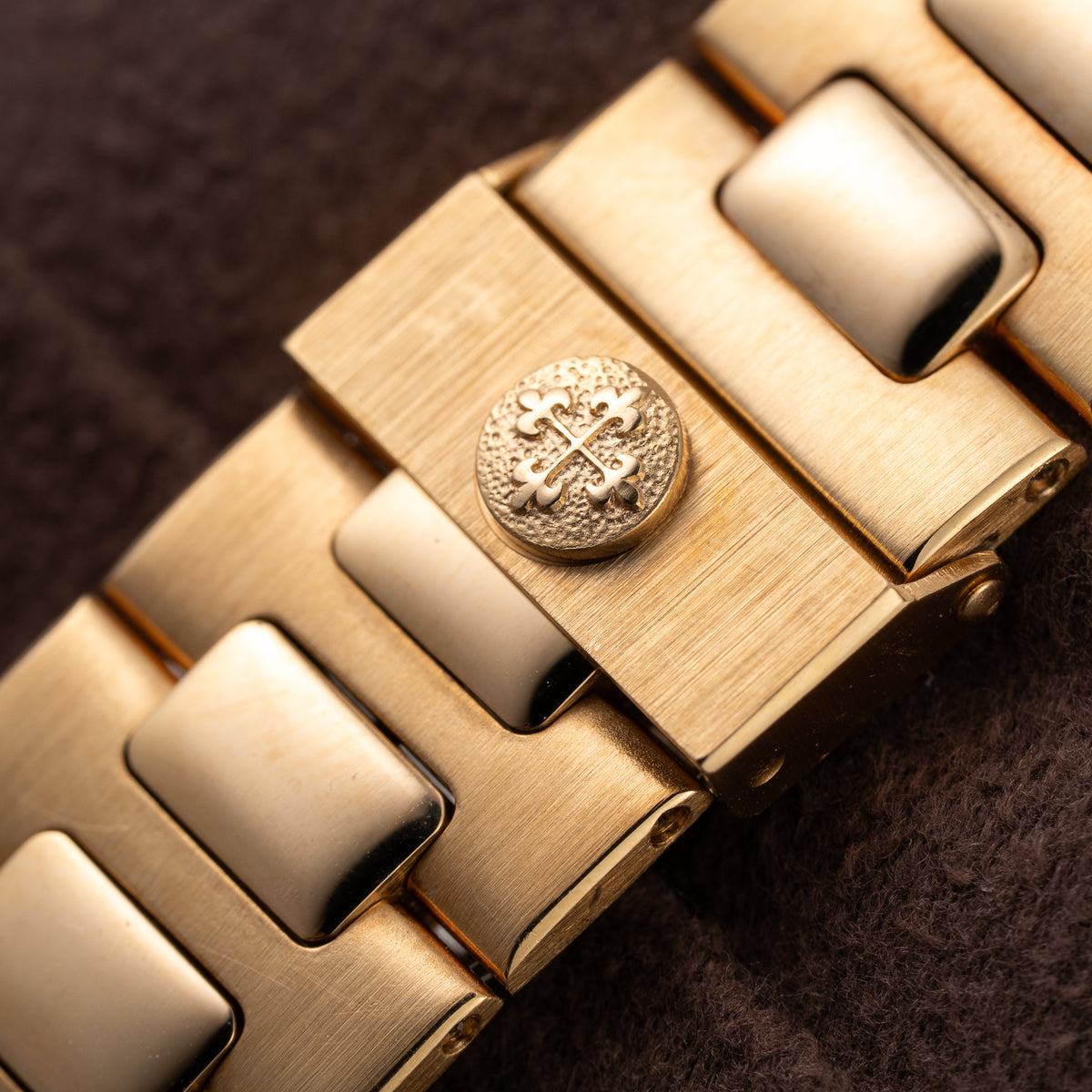 Patek Philippe Nautilus Blue Sigma Dial 18K Yellow Gold Patek Philippe Service 2020 Ref 3800 from 1990