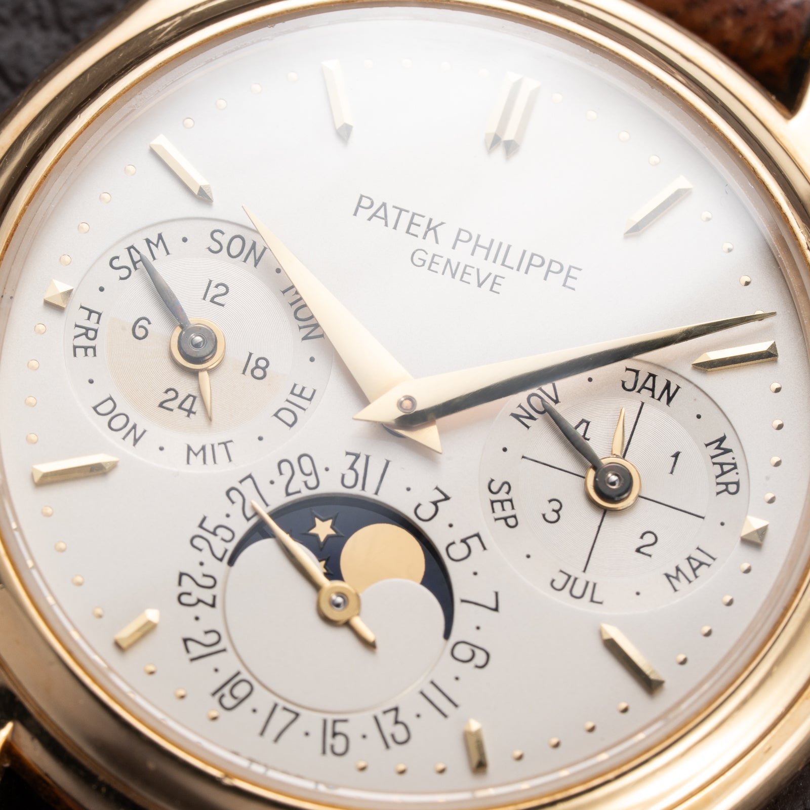 Patek Philippe Perpetual Calendar Calatrava 18K Yellow Gold Second Series Ref. 3940J circa 1992