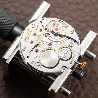 Piaget Square Onyx Clous de Paris 18k Yellow Gold Cal. 9P Ref. 9200 from 1970s