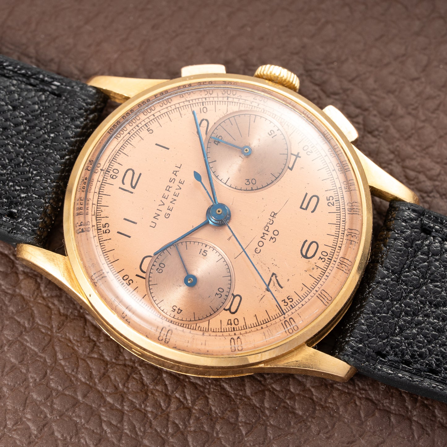 Universal Genève Compur 30 Chronograph with Salmon Dial 18K Yellow Gold Ref. 12445 Circa 1941