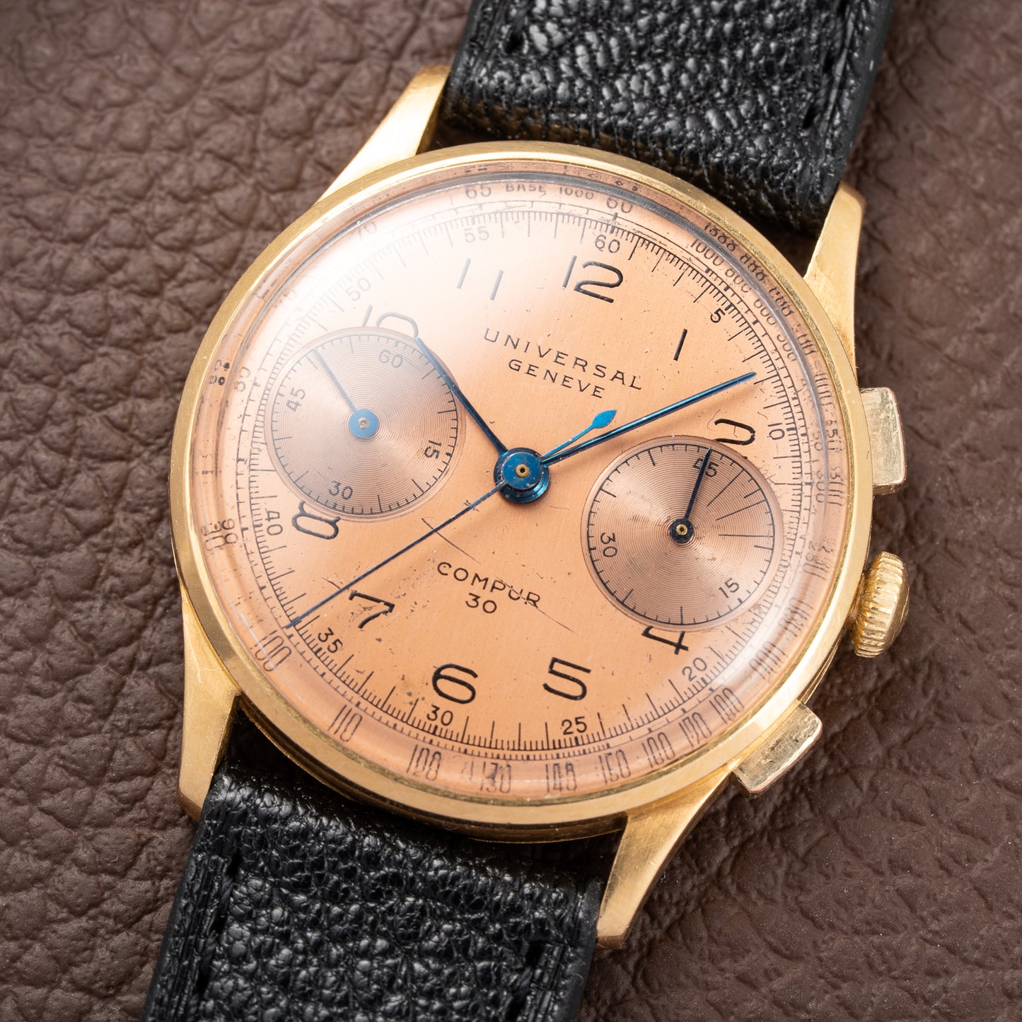 Universal Genève Compur 30 Chronograph with Salmon Dial 18K Yellow Gold Ref. 12445 Circa 1941
