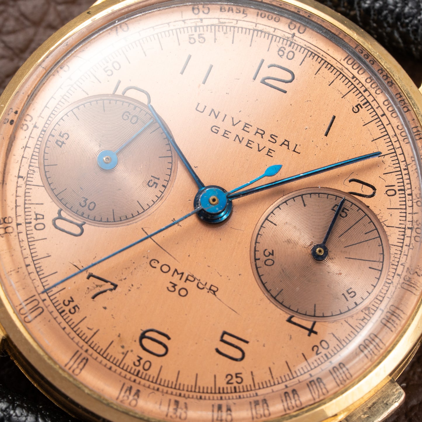Universal Genève Compur 30 Chronograph with Salmon Dial 18K Yellow Gold Ref. 12445 Circa 1941