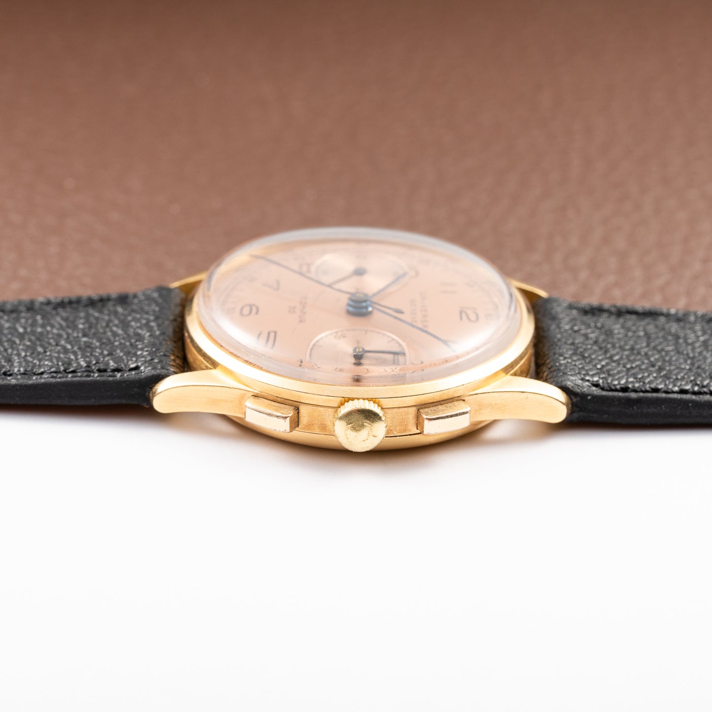 Universal Genève Compur 30 Chronograph with Salmon Dial 18K Yellow Gold Ref. 12445 Circa 1941