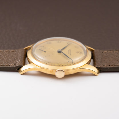 Universal Genève Dress Watch Sub Seconds “Curved Galbée Lugs” 18k Gold Ref. 112132 from 1950s
