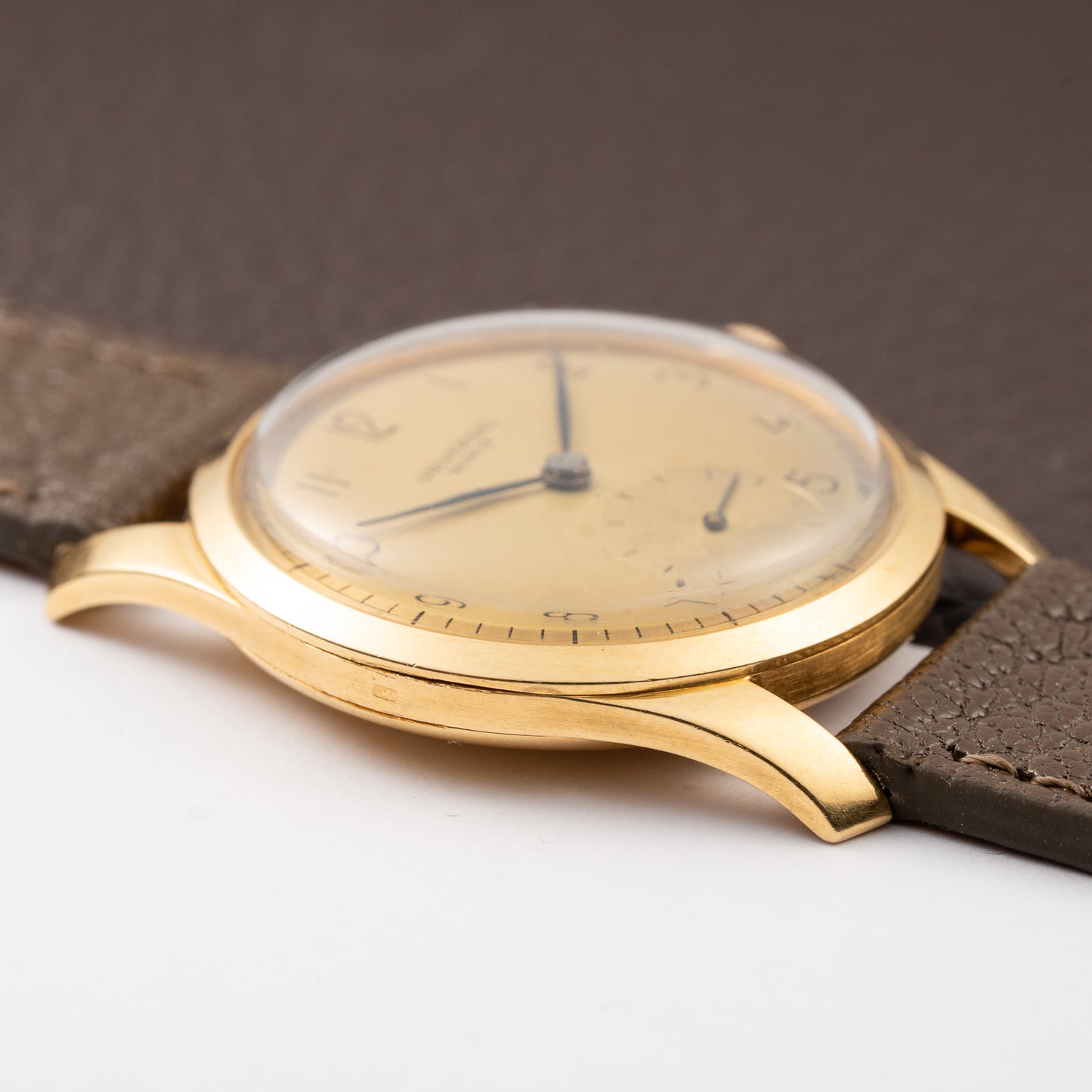 Universal Genève Dress Watch Sub Seconds “Curved Galbée Lugs” 18k Gold Ref. 112132 from 1950s